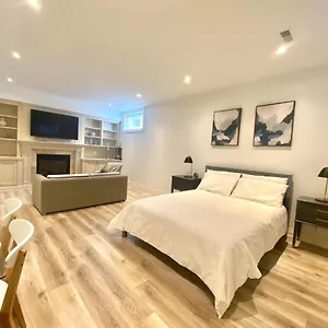 Spacious Bedroom With Living Area And Free Parking In Midtown Guest house