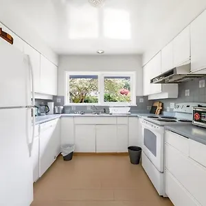 Spacious Bedroom House In With Modern Amenities , Vancouver Canada